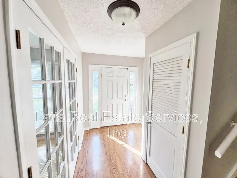 3 bed, 2.0 bath, 2052 sqft, $1,950 — Photo 4