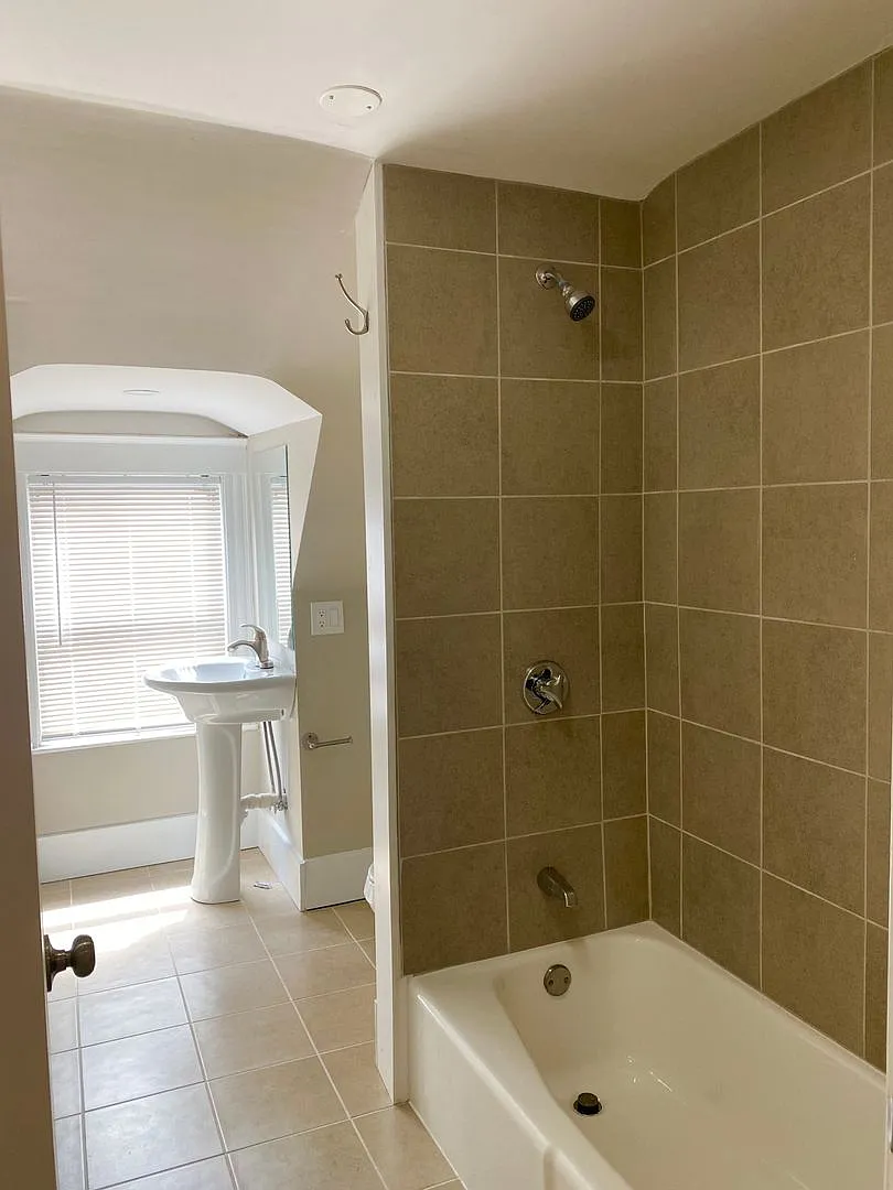 SALEM 3-Bed, 1-Bath — Photo 3