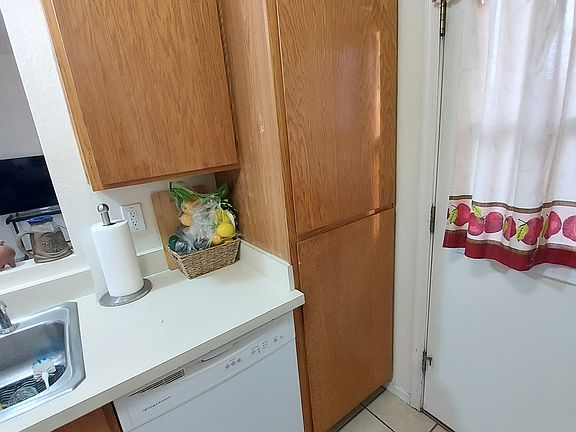Kitchen / pantry
