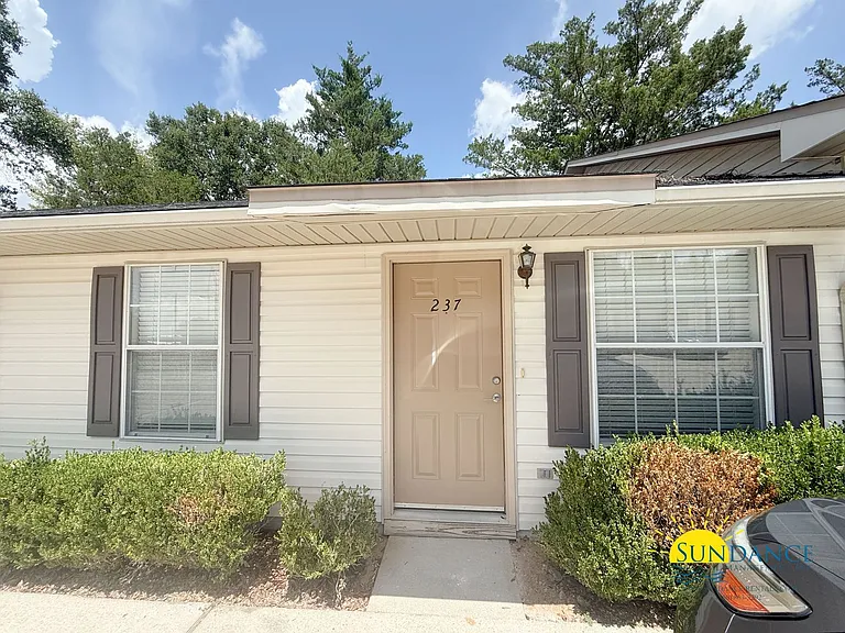 237 Lindberg St — Photo 1
