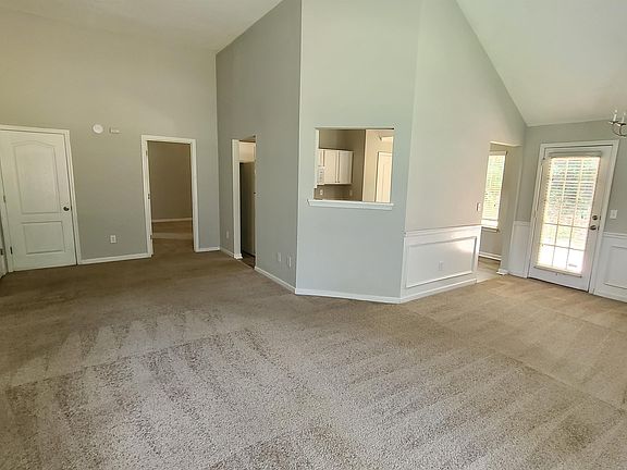 3rd image of 1593 Queen Elizabeth Dr