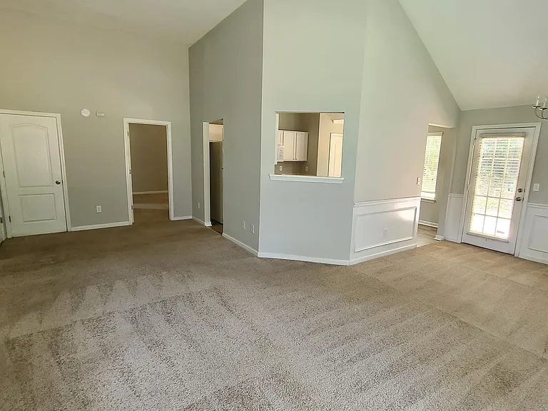 1593 Queen Elizabeth Dr — Photo 3