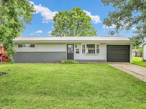 907 E Newkirk St, Tuscola, IL 61953