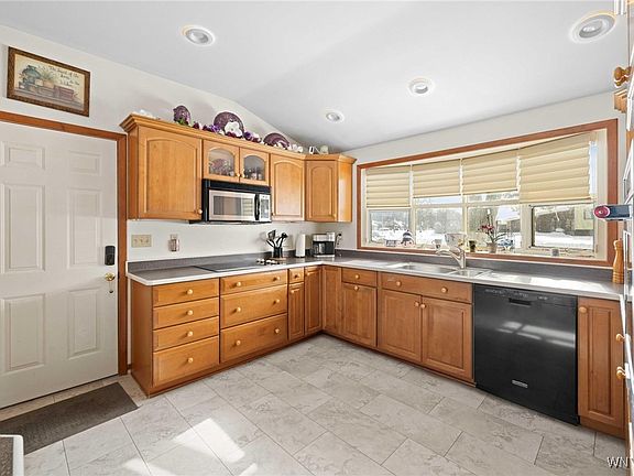 5th image of 72 Boxwood Cir