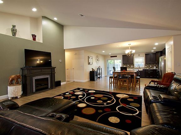 3rd image of 1245 Mazurek Blvd