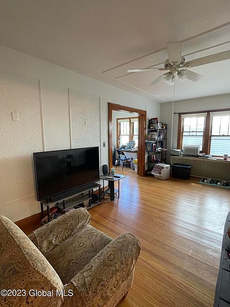 3rd image of 110 Hollywood Avenue