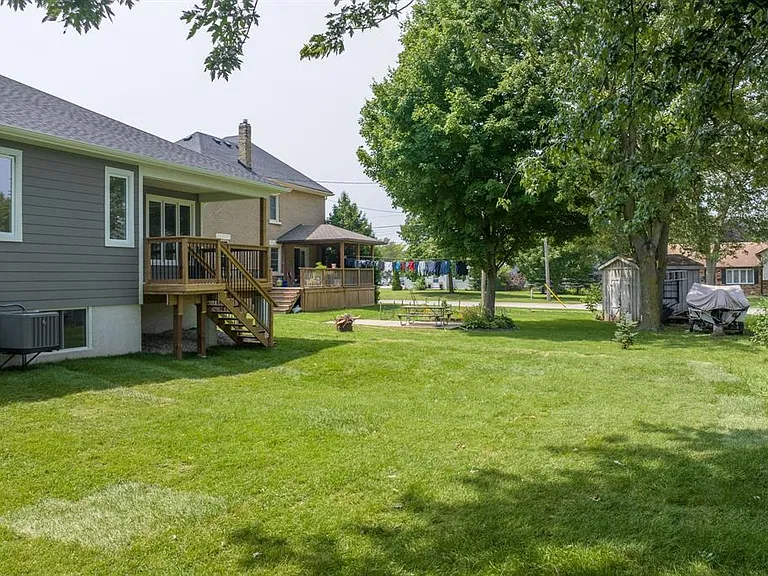 397 Victoria St — Photo 37
