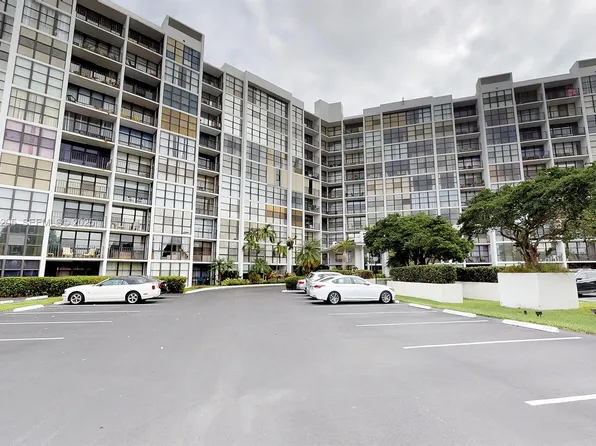 1000 Parkview Dr, Hallandale, FL