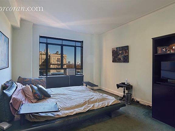 4th image of 25 Central Park W APT 12S