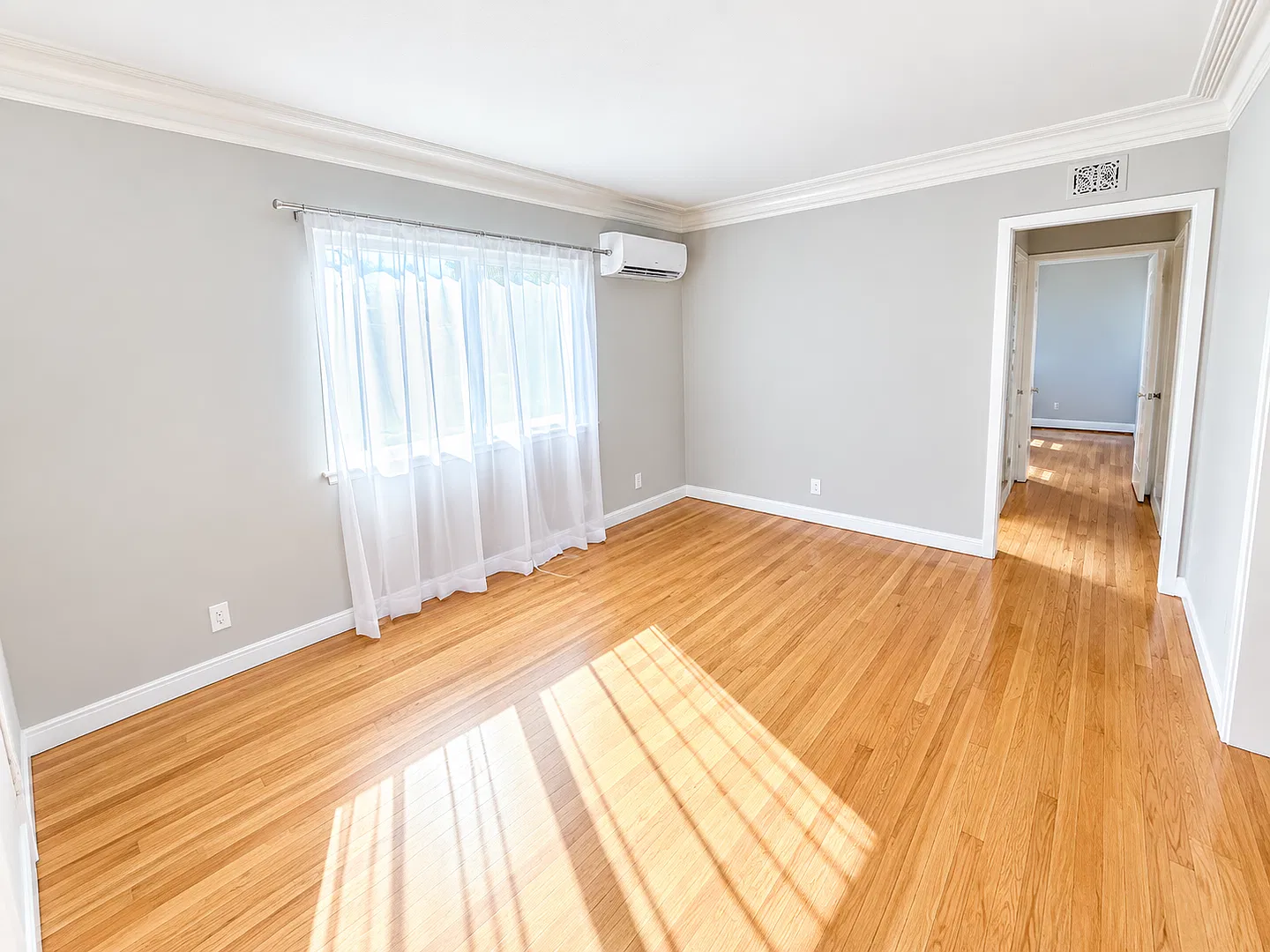 Stand Alone- No Shared Walls - 1 bedroom- Upstairs - Private Washer/Dryer, NEW Energy Efficient W... — Photo 2