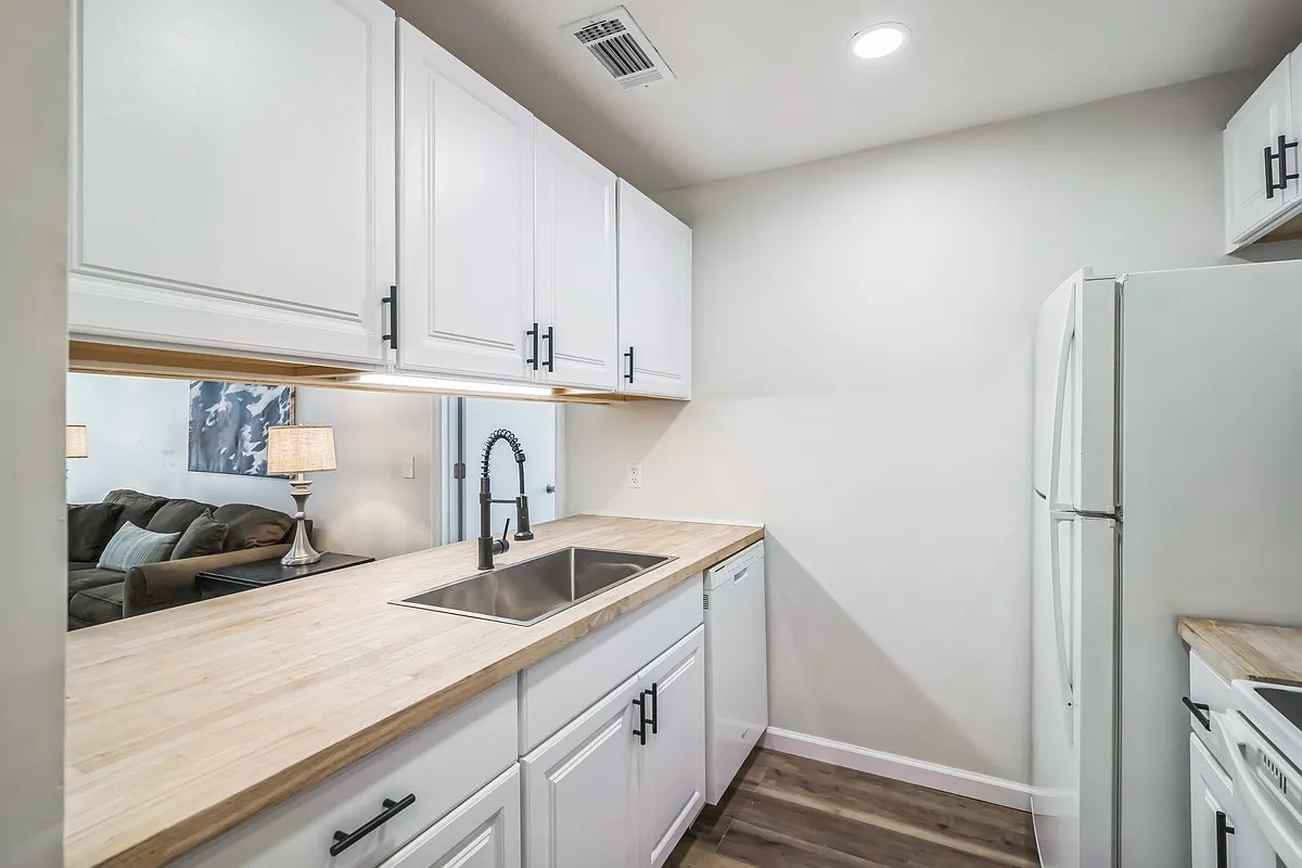 Building Photo - 3800 SW 20th Ave #112