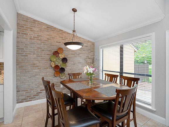 5th image of 725 Driftwood Cir