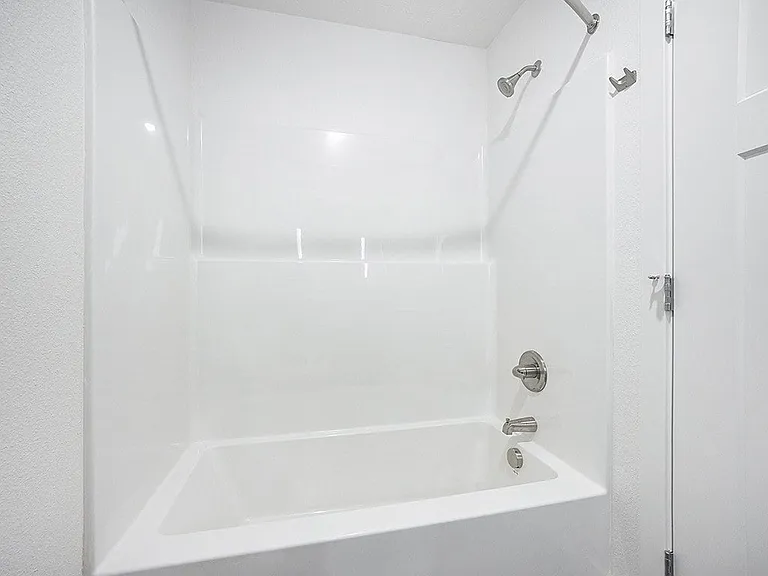 Byron Lakes Apartments — Photo 26