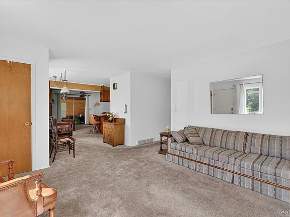 2nd image of 2091 N Irish Rd