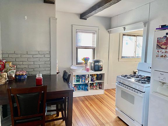 2nd image of 910 Lincoln St