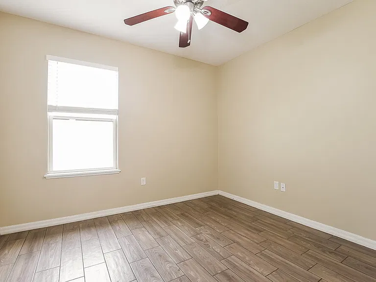 121 Daigledog St — Photo 14