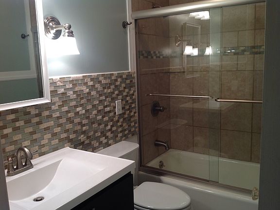 Main floor full bath