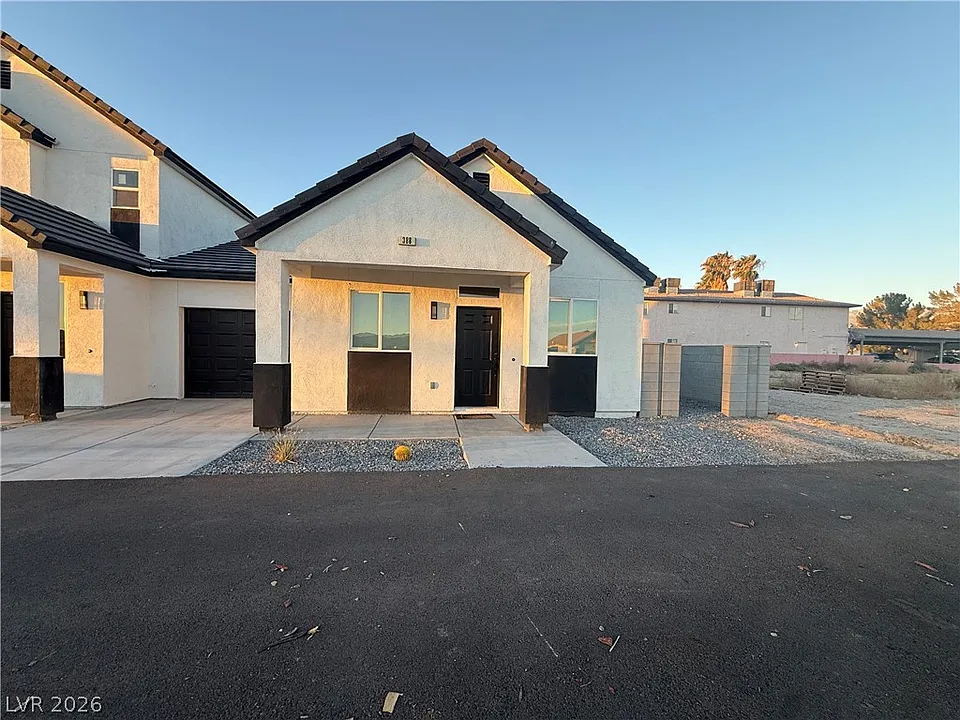 388 Erin St #4