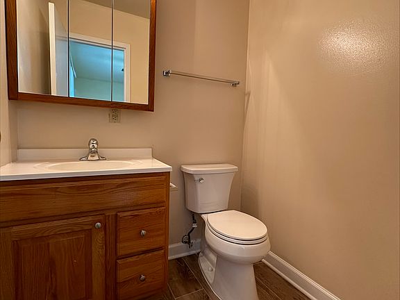 3rd image of 930 Westmoreland Dr APT 24