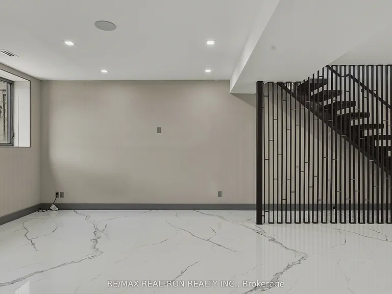 1002 Spadina Rd — Photo 14