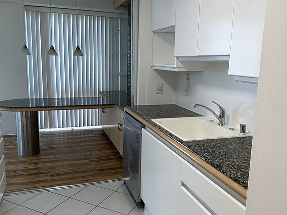 4th image of 700 Richards St APT 2204