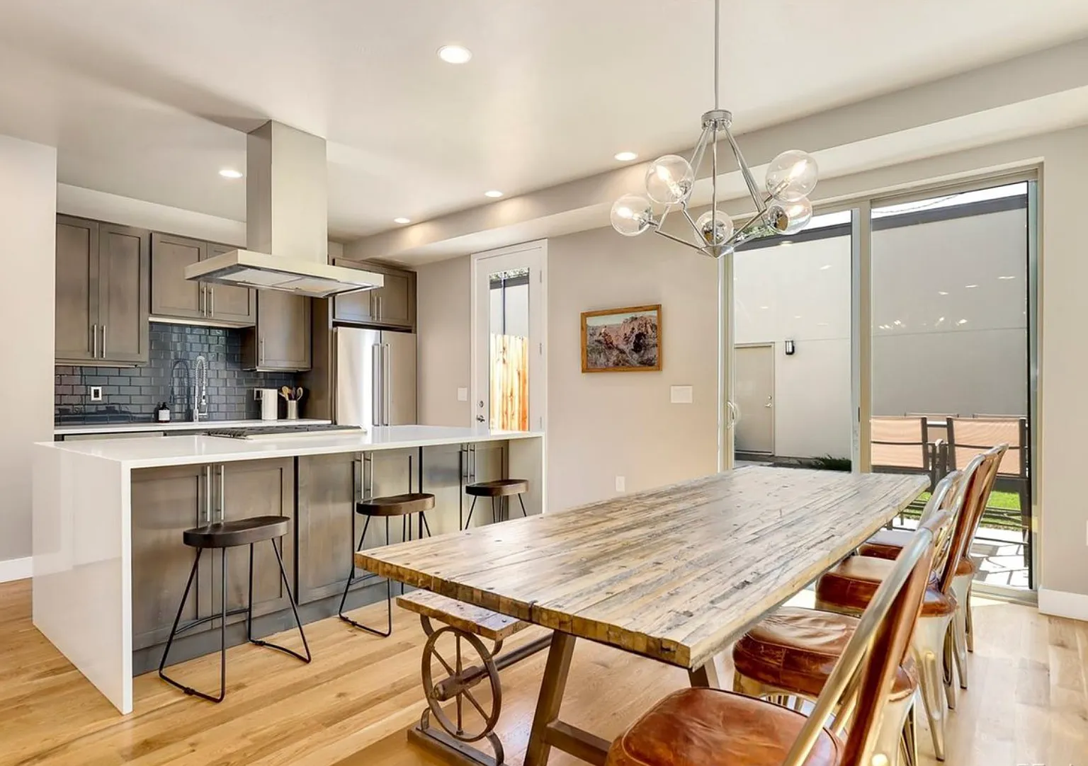 4 bed, 2035 sqft, $4,200 — Photo 3