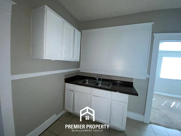 696 N Willett St — Photo 7