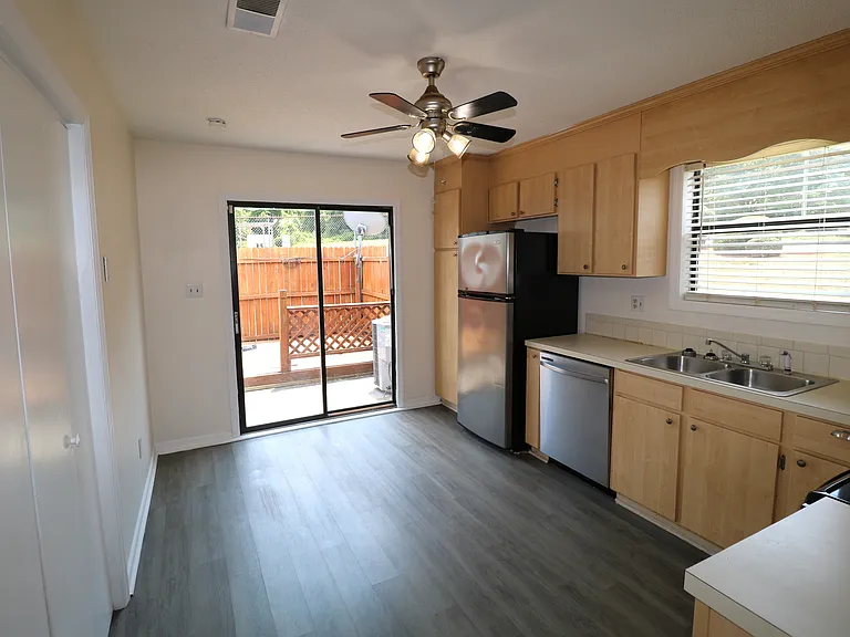1600 Windsong Ct — Photo 4