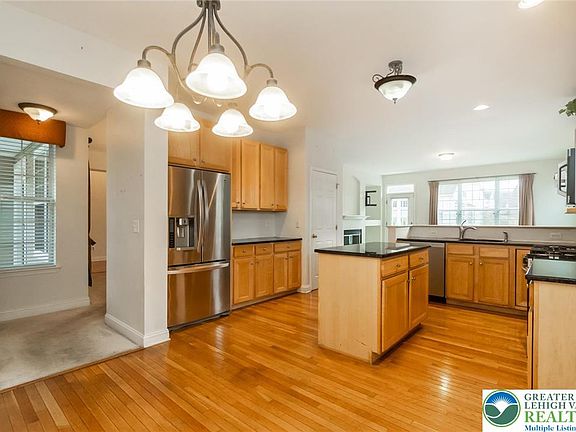 3rd image of 2733 Meadow Lane Dr