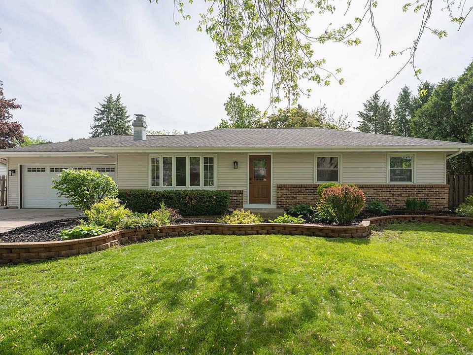 1st image of 828 Victoria PLACE