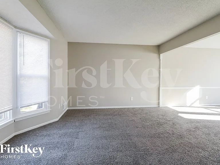 525 Sunset Ln — Photo 3