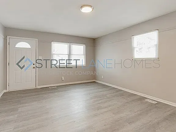 3 bed, 1.0 bath, 1482 sqft, $1,597 — Photo 4