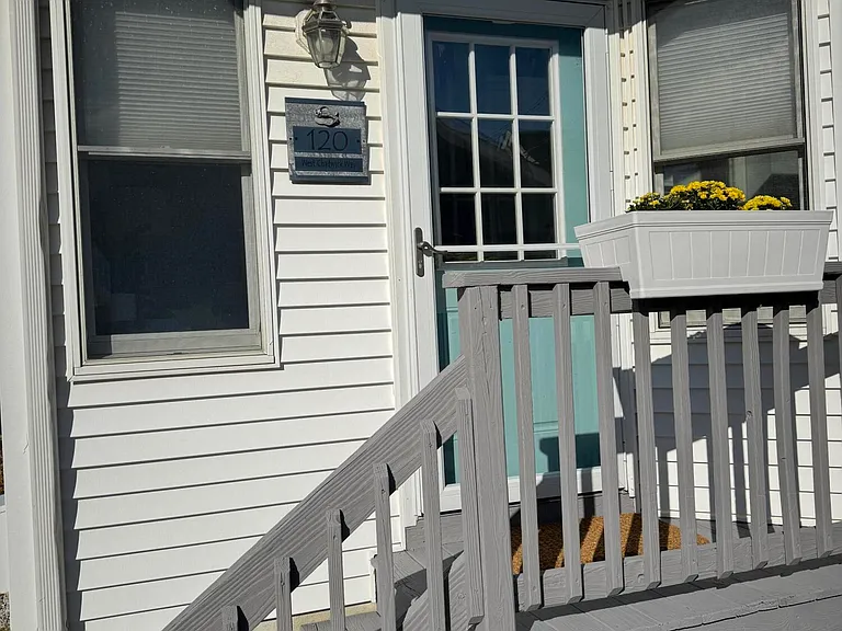 120 W Chadwick Way — Photo 2