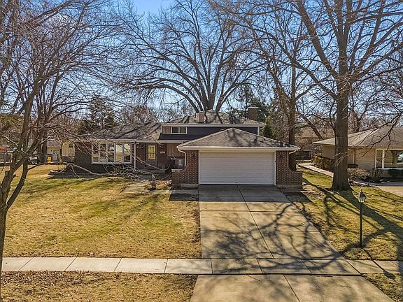 3rd image of 18W089 Claremont Dr