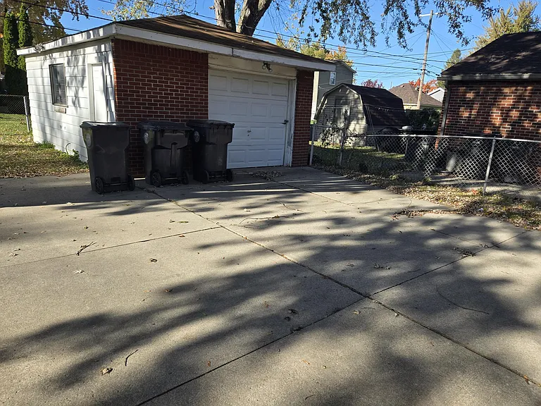17629 Prospect St — Photo 17