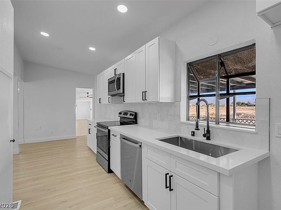 4th image of 1141 W Chipmunk Rd