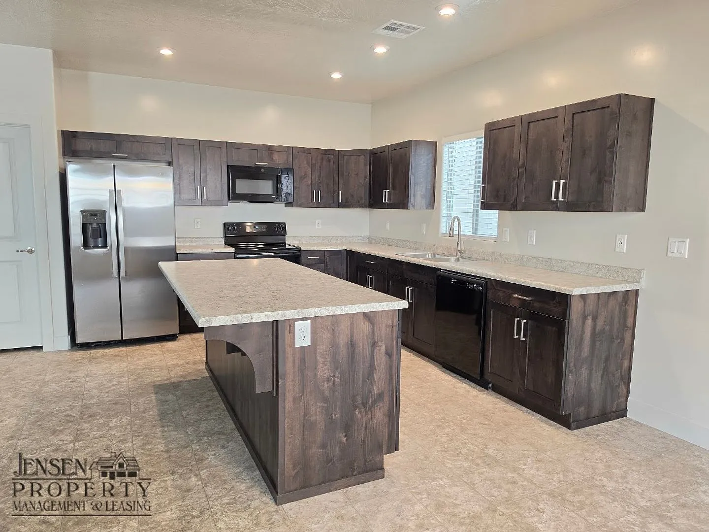 Beautiful 4 Bedroom in Red Trails — Photo 3
