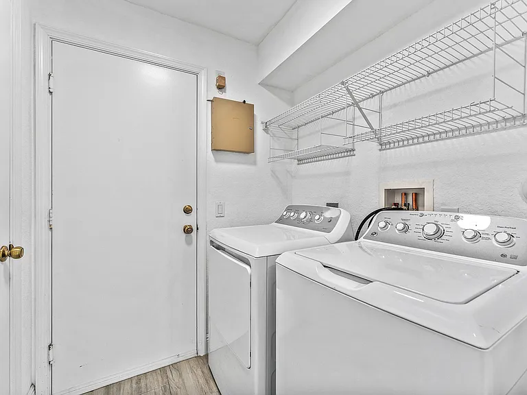5477 Queenship Ct — Photo 26
