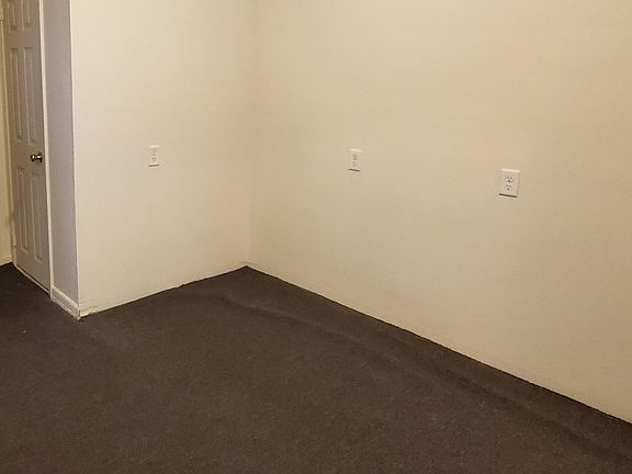 5th image of 212 N Van Buren St