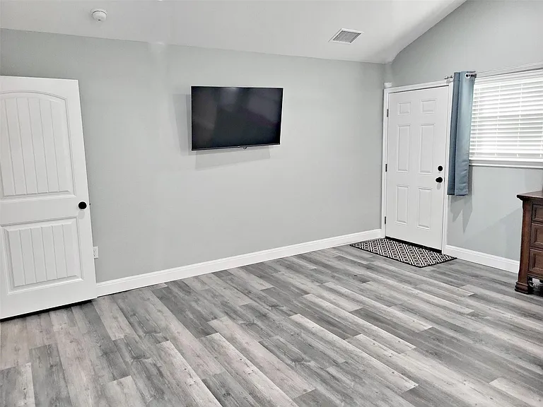 1526 Lakeside Dr W — Photo 18