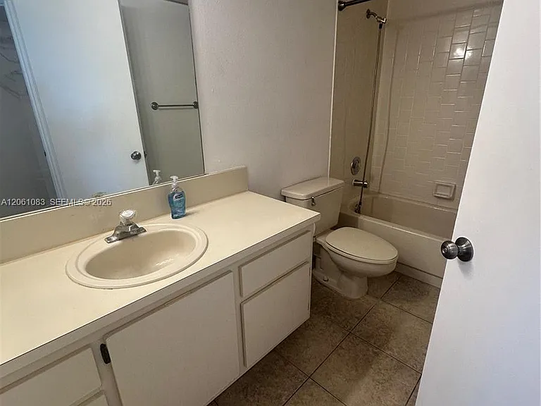 8290 Lake Dr #517 — Photo 14