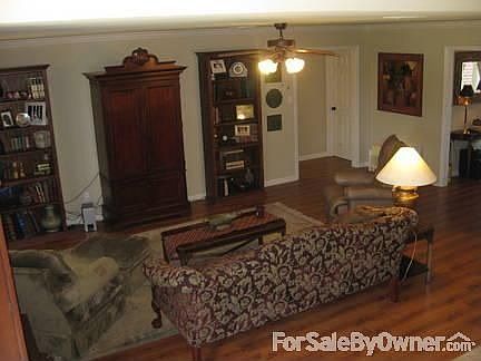 Living area : Living area is all wood, with area rug in center. Very spacious and comfortable