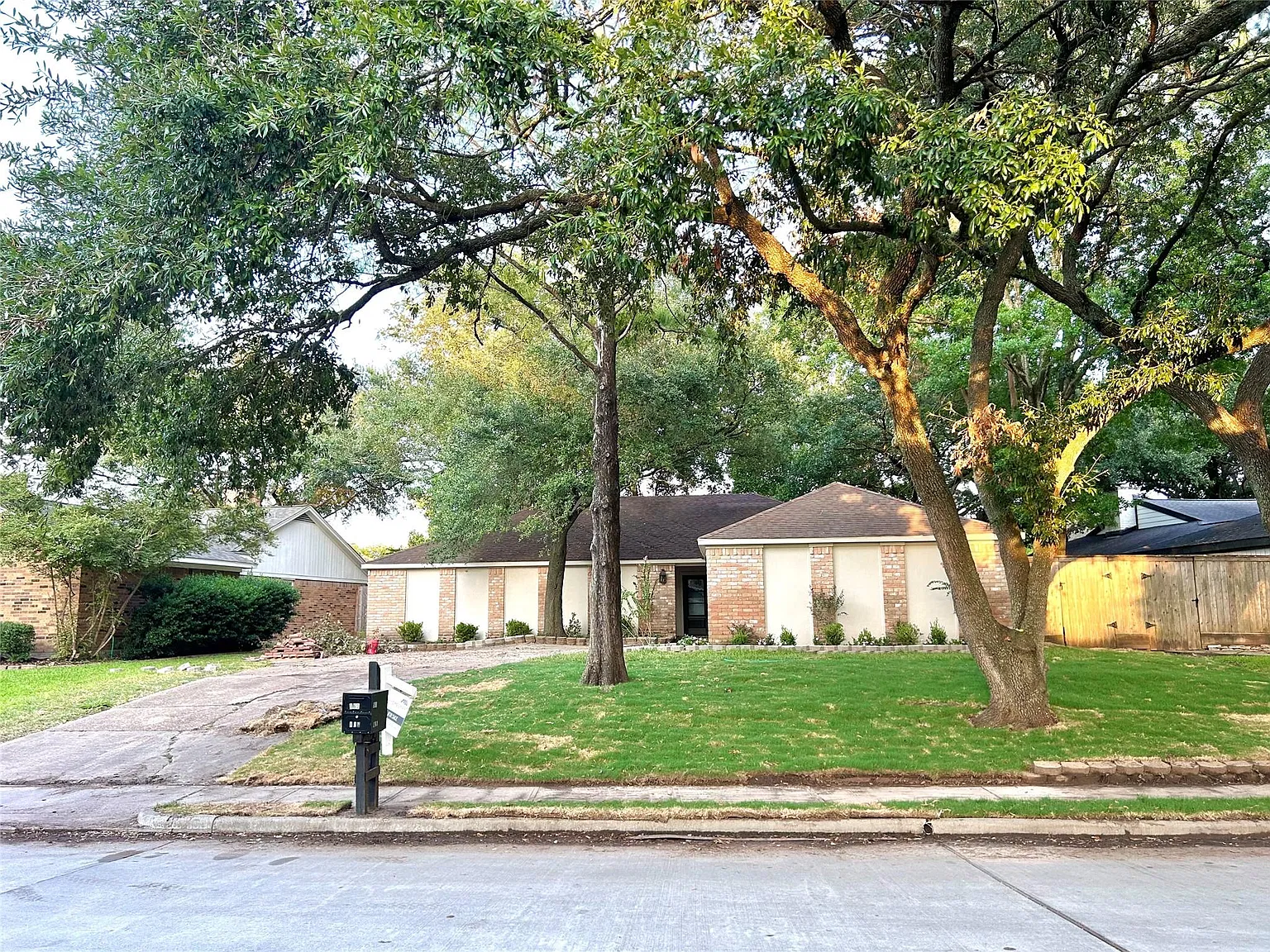 4 bed, 2.0 bath, 2908 sqft, $3,200 — Photo 2
