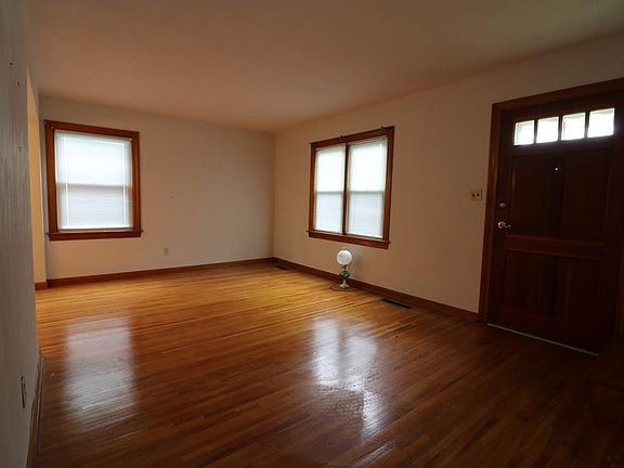 4th image of 3022 Allen St