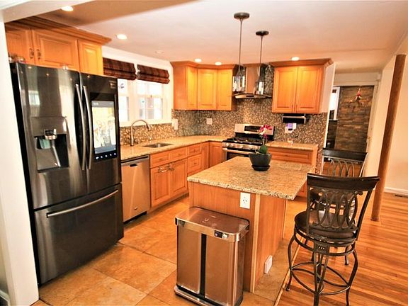 5th image of 51 Lawnview Dr