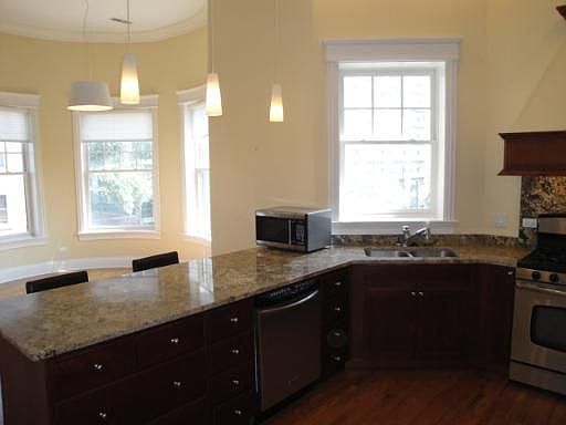 5th image of 533 W Belmont Ave #3