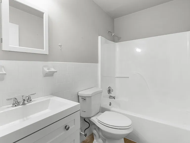 1129 Green St #8 — Photo 13