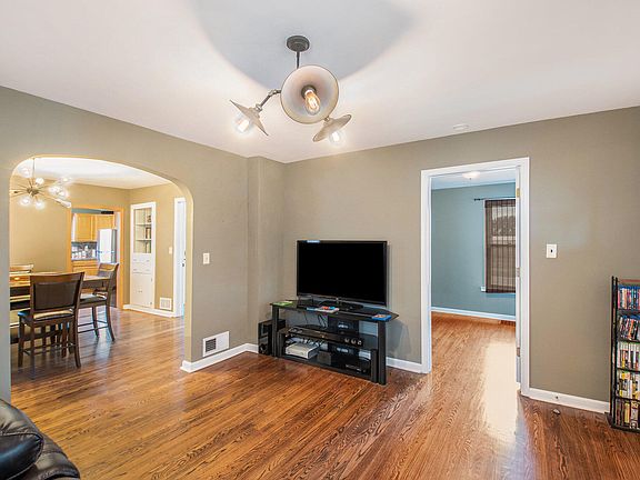 3rd image of 927 Avenue A