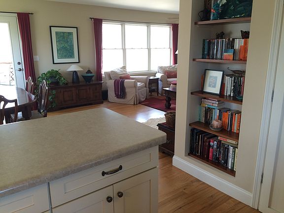 Kitchen bar area