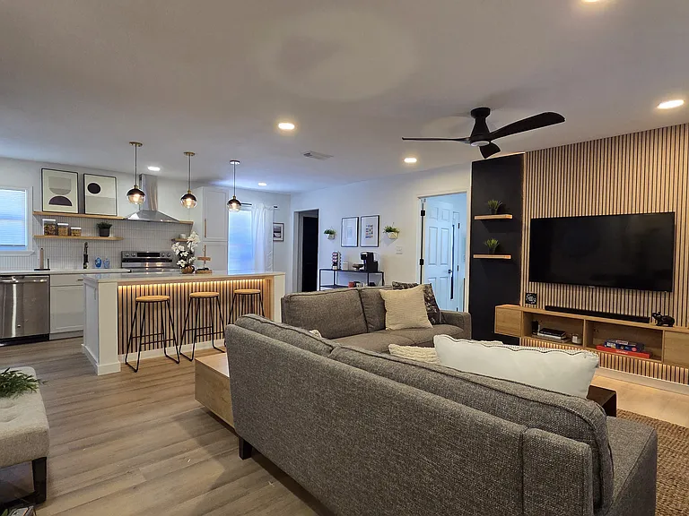 2826 Post Oak Rd — Photo 3